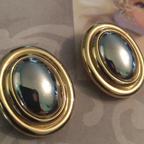 Vintage Liz Claiborne Clip on gold tone earrings - Picture 3 of 4